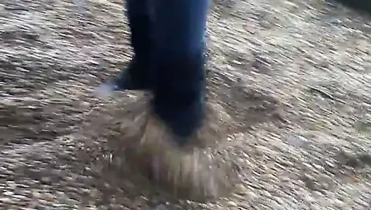 Siyah süet botlarla eğlence