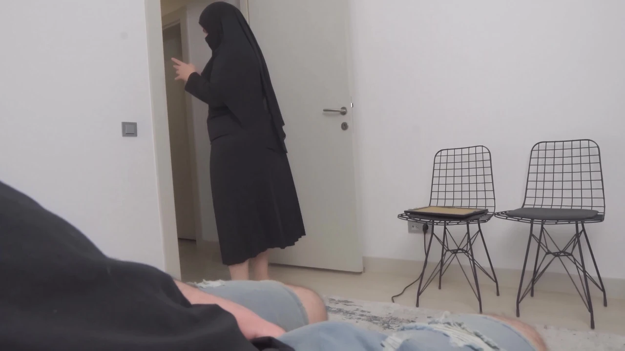 डिकफ्लैश। हिजाब वाली महिला ने मुझे पब्लिक वेटिंग रूम में झटके मारते देखा।