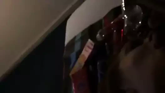 İngiliz ayak sürtük yalıyor erkek tabanlar ve ayak