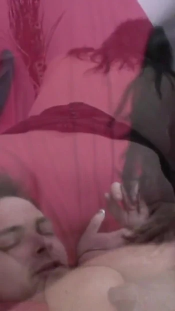 Эмоциональный момент из "Зрелые любовники - офигенная ферма 13, сцена 2"