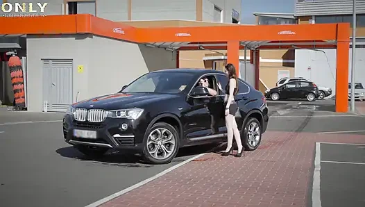 Neşeli Mia Evans zengin olduğu için yarağın tadını çıkarıyor