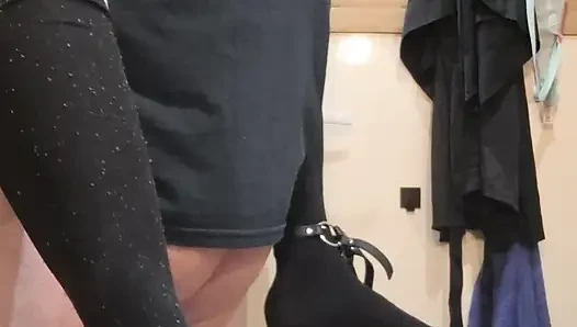 Büyük penisli koca ve sıkı vajinalı eş, banyoda birbirlerine birkaç an geçiriyorlar