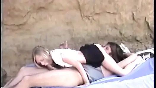 Küçük ateşli sarışın büyük beyaz yarağı alıyor