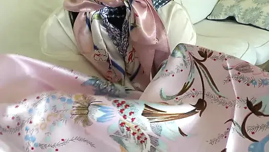 Saten eşarp sevgilisi ve parlak saten eşarbına boşalıyor, Lady Victoria Valente