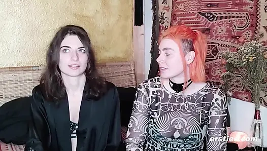 Ersties - kızlar Zora ve Desiree ateşli ağda ve bdsm seviyor