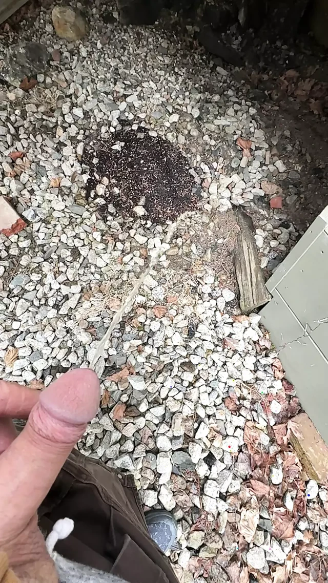 Açık havada işiyor