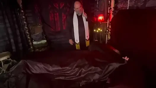Bölüm 1:- Kraliçe vampir rahibi yarak emen bir fahişeye dönüştürüyor!