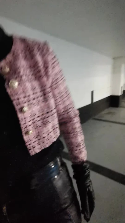 Bir otoparkta görüntülenir