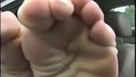 Sevimli sarışın yüksek kalçalar ve buruşuk tabanlar