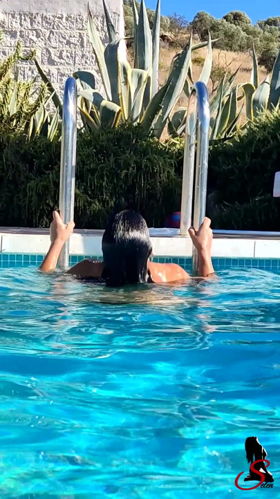 Selen tatlı. havuzda büyük götlü milf | Klip 2