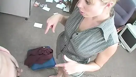Edepsiz sarışın orta yaşlı seksi kadın için büyük genç bir yarak