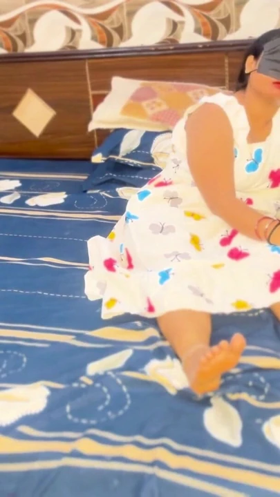 Seksi yenge oturma odasında padosi tarafından sert sikiliyor | Klip 1