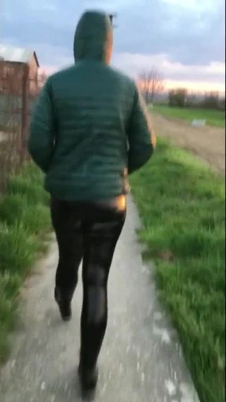 Sıkı deri legging ile Milf onu azgın büyük kıçını gösteren!!!