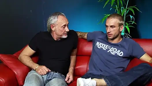 Genç ateşli esmerin olgun büyük yarağa ihtiyacı var