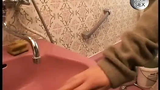 Orta yaşlı seksi sürtük banyoda yarak emiyor