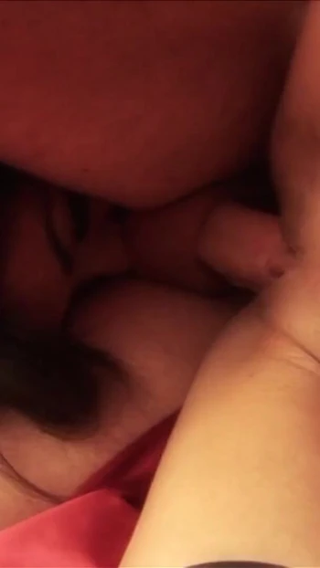 Обязательный для просмотра момент от "Каждый тройничок с потрясающей милфой-брюнеткой с большими сиськами влечет за собой поедание задницы и лизание очка"