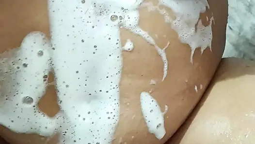 Hintli kadın camra'da banyo yapıyor