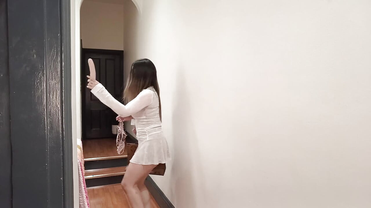 Ateşli esmer kız otel odasında yapay penisle tek başına mastürbasyon yapıyor ve cadılar bayramında boşalıyor