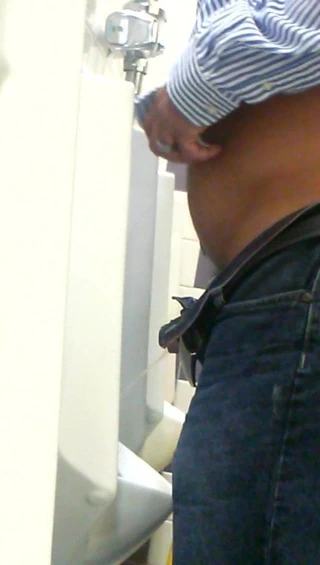 otro par de stepdaddies meando