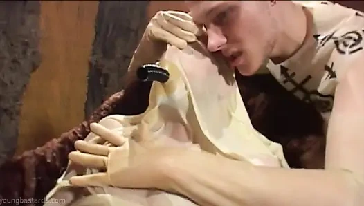 Lateks içinde sapık delikanlı mumyalanmış