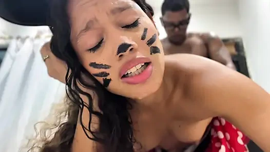 Minnie Mouse yarak yemek için hikaye kitabından kaçtı