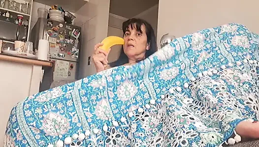 Üvey anne sandalyede amına dokunuyor