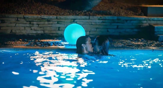 Janet montgomery ve emma roberts lezbiyen öpücüğü - skandal gezegeni