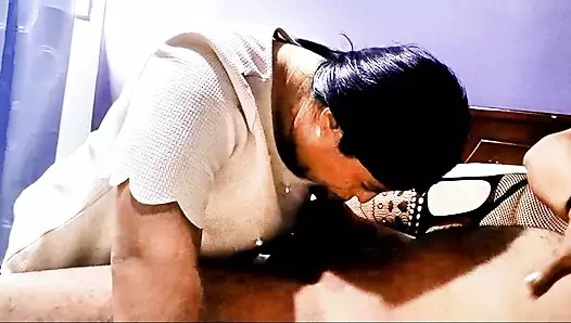 Yaşlı kadın ve bakire üvey torun yarağımı emiyor