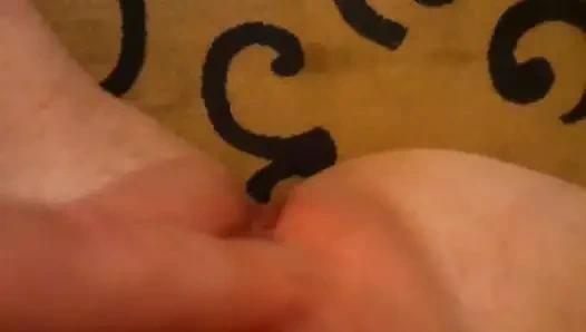 Adamım için beni parmaklıyor..