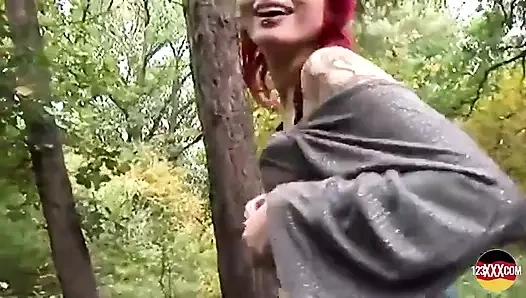 Kızıl saçlı vahşi Alman kız ormanda sikişiyor