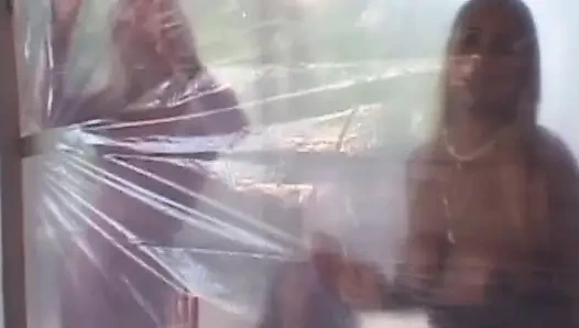 Çarpıcı lezbiyen Fransız kızlar oyuncaklarla dağınık eğleniyor