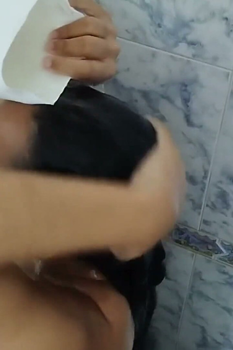 Kız kardeşimin yaramaz götüne boşalıyorum. Banyoda.