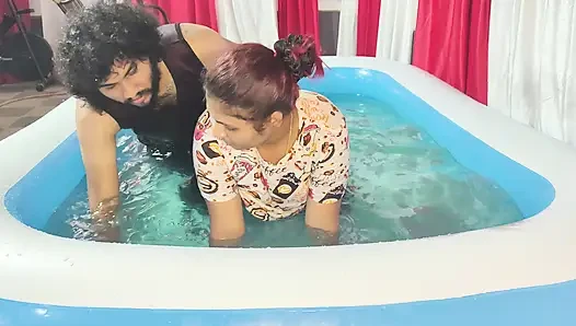 Mallu çift yüzme havuzunda sikişiyor ve oral seks yapıyor