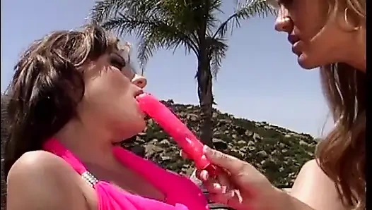 Sürtük uzun bir dildoyla sikişmeden önce deliklerini yalatıyor