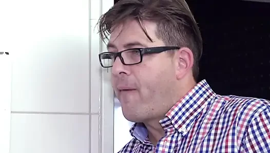 Olgun yarak orta yaşlı seksi kadın... banyoda mutfakta