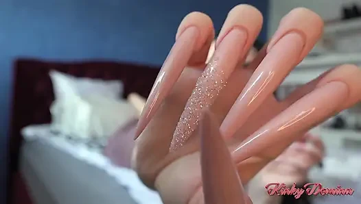 Pembe ışıltılı tırnaklara tapma