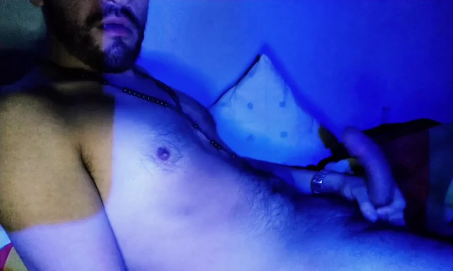 Натуральная мастурбирует слюной