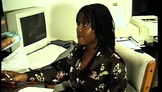 Siyah çift ofiste sert sikişmeye ara veriyor