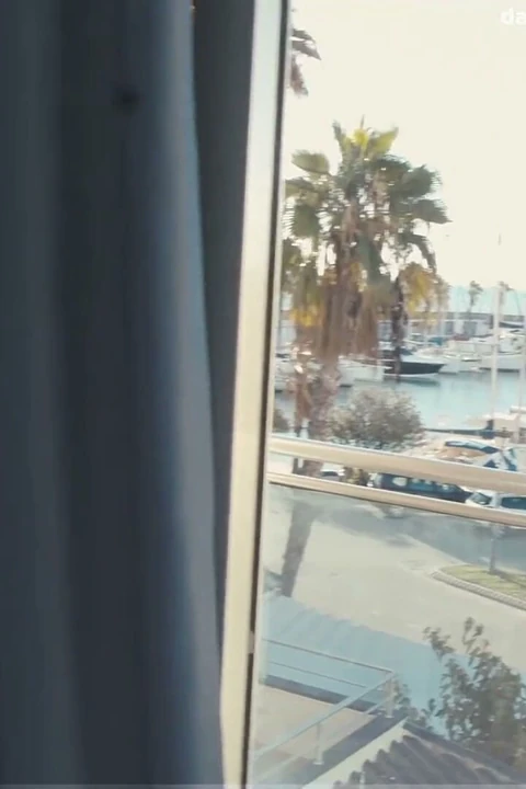 Mükemmel latin tatilinde indirim karşılığında otel sahibinin yarağını emiyor