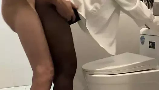 Gizli seks kaseti patronu ve sekreterinin yüksek topuklu ayakkabıları umumi tuvalette çorap giyiyor ve sonra yüzüne boşalıyor