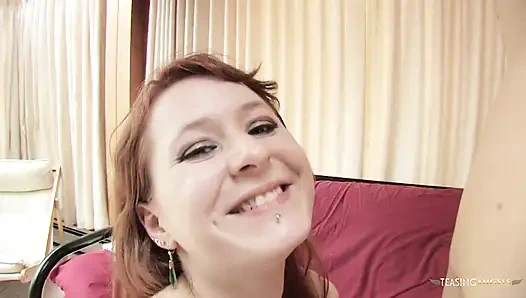 Kızıl saçlı genç kız alınıyor ve acımasız bir şekilde sikiliyor