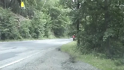 Avrupalı genç kız yol kenarında sikiliyor