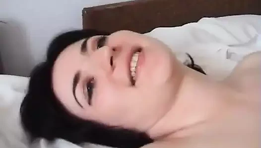 Kuzgun saçlı güzel kadın çığlık atıp ateşli dölünü besleyene kadar sikiliyor. melinda - sapık orta yaşlı seksi kadınlar