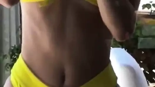 Kendall j enner sarı bikini