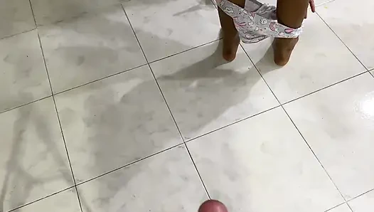 KOMŞU BUZDOLABıNı TEMIZLIYORUM VE SONUNDA ONU SIKIYORUM NE KADAR LEZZETLI BIR GÖTÜ VAR