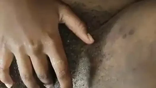 Catey arı göğüsleri ve kedi ile oynarken maruz