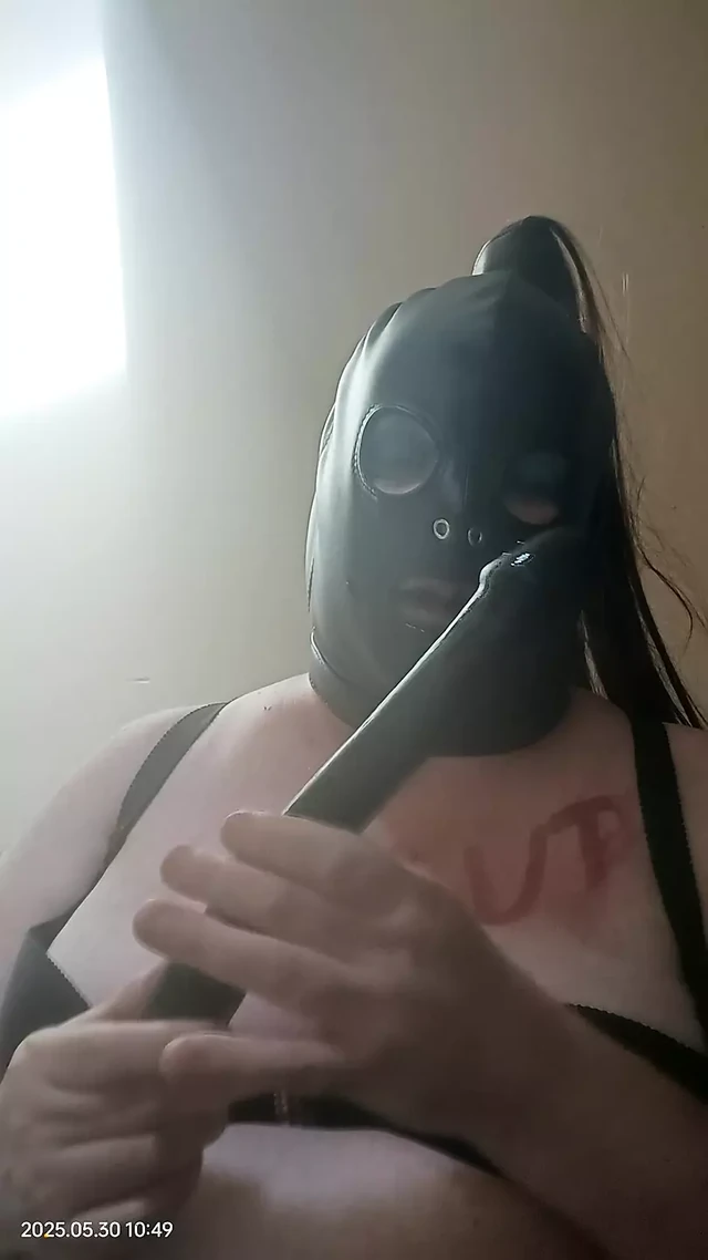 Толстушка по телевизору трахает себя в рот дилдо