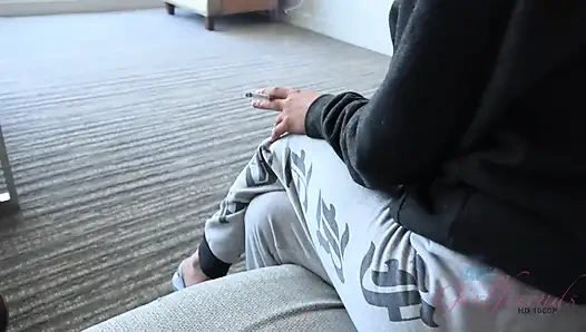 POV - Kåte Kenzie Reeves sprer bena vidåpne for fingrene dine for å erte og fingre den dryppende våte fitta hennes.