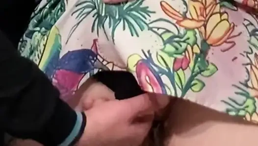 Tamamen yabancı metroda tıraşlı amcığını ovuyor