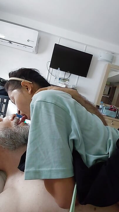 Asien 18 yaşındaki kız okul sonrası sikiliyor ve üvey babası tarafından dölleniyor